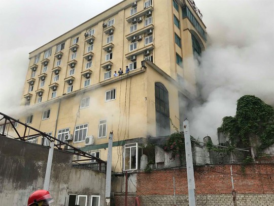 Clip, ảnh cháy lớn tại tổ hợp khách sạn, bar, kaoraoke cạnh bệnh viện - Ảnh 5.