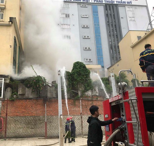 Clip, ảnh cháy lớn tại tổ hợp khách sạn, bar, kaoraoke cạnh bệnh viện - Ảnh 7.