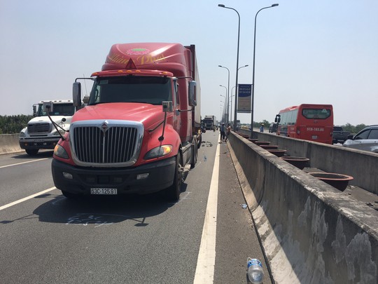 Tai nạn nghiêm trọng trên đường cao tốc TP HCM - Long Thành, ít nhất 2 người chết - Ảnh 4.