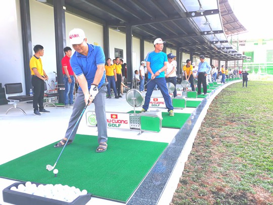 Cư dân đảo nhân tạo đầu tiên ở miền Tây phát cuồng với sân golf mới lạ - Ảnh 3.