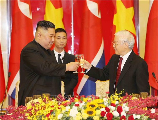 Chủ tịch Triều Tiên Kim Jong-un vui vẻ đánh thử đàn bầu, đàn Klông pút - Ảnh 2.