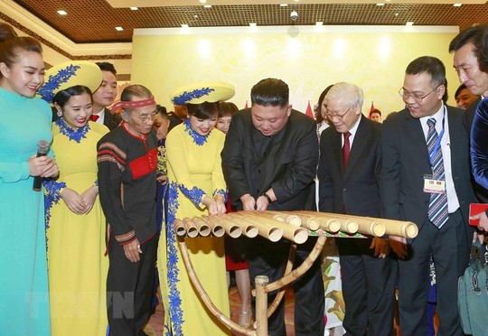 Chủ tịch Triều Tiên Kim Jong-un vui vẻ đánh thử đàn bầu, đàn Klông pút - Ảnh 7.