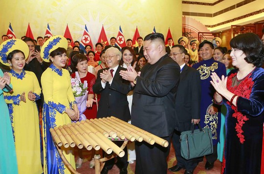 Chủ tịch Triều Tiên Kim Jong-un vui vẻ đánh thử đàn bầu, đàn Klông pút - Ảnh 8.