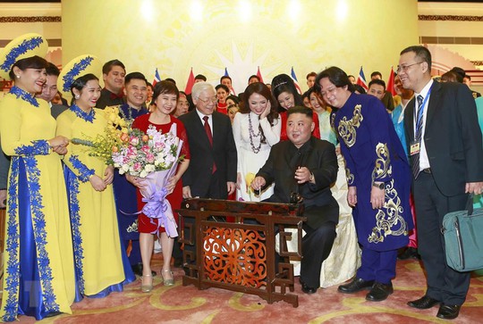 Chủ tịch Triều Tiên Kim Jong-un vui vẻ đánh thử đàn bầu, đàn Klông pút - Ảnh 3.