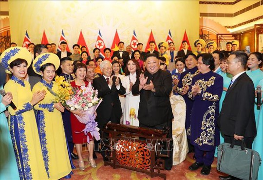 Chủ tịch Triều Tiên Kim Jong-un vui vẻ đánh thử đàn bầu, đàn Klông pút - Ảnh 4.