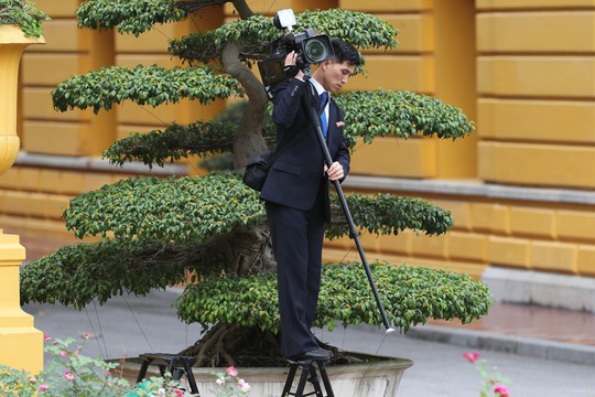 Soi đồ nghề của phóng viên Triều Tiên tháp tùng Chủ tịch Kim Jong-un - Ảnh 8.