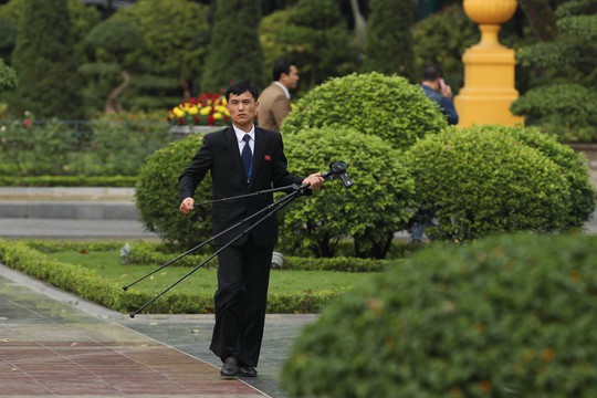 Soi đồ nghề của phóng viên Triều Tiên tháp tùng Chủ tịch Kim Jong-un - Ảnh 7.