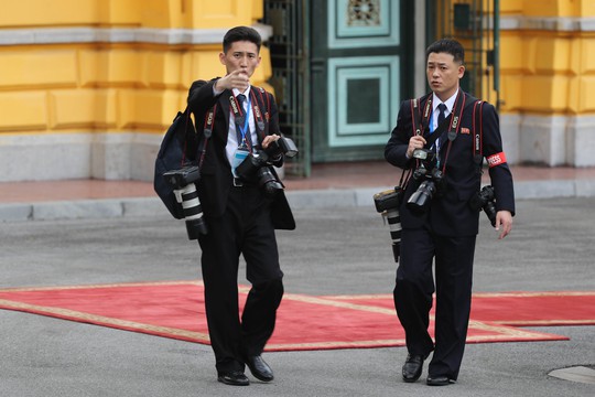 Soi đồ nghề của phóng viên Triều Tiên tháp tùng Chủ tịch Kim Jong-un - Ảnh 3.