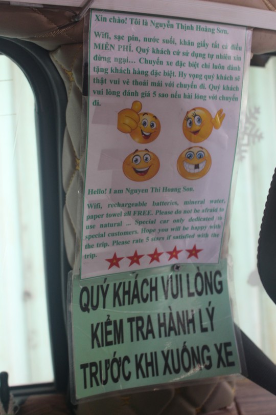 Giữa TP HCM tấp nập, hai chiếc GrabCar chở cả thân thương đón khách - Ảnh 1. Giữa TP HCM tấp nập, hai chiếc GrabCar chở cả thân thương đón khách - Ảnh 1.