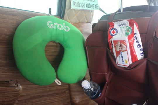 Giữa TP HCM tấp nập, hai chiếc GrabCar chở cả thân thương đón khách - Ảnh 3. Giữa TP HCM tấp nập, hai chiếc GrabCar chở cả thân thương đón khách - Ảnh 3.