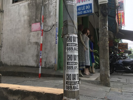 Nhếch nhác tờ rơi cho vay nặng lãi tràn lan trên đường phố Đà Nẵng - Ảnh 1.