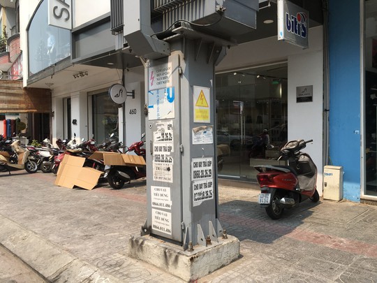 Nhếch nhác tờ rơi cho vay nặng lãi tràn lan trên đường phố Đà Nẵng - Ảnh 3.