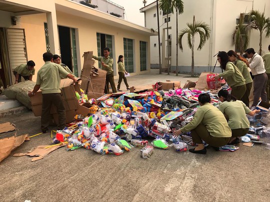 Tiêu hủy lượng lớn hàng cấm, hàng giả trị giá gần 2 tỉ đồng - Ảnh 2.