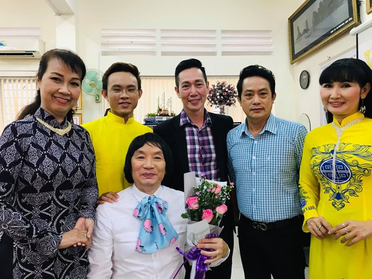 NSƯT Minh Vương ca ngợi áo dài với vọng cổ hơi dài - Ảnh 3. NSƯT Minh Vương ca ngợi áo dài với vọng cổ hơi dài - Ảnh 3.
