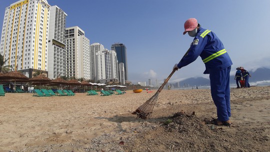 Hàng chục tấn rác bủa vây hơn 2 km bờ biển Đà Nẵng - Ảnh 9.
