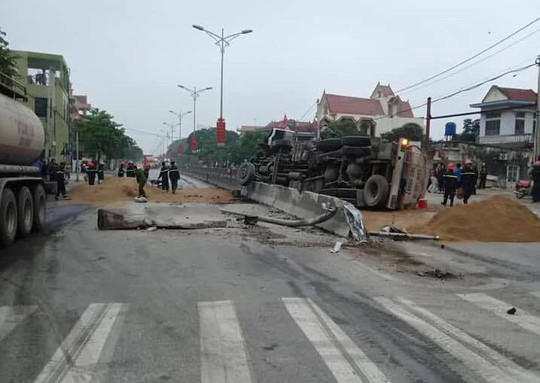 Lật xe bồn, xăng chảy lênh láng khiến giao thông trên Quốc lộ 1A tê liệt - Ảnh 1.