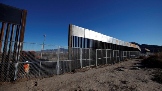 Ông Trump làm căng, Lầu Năm Góc chuyển 1 tỉ USD xây tường biên giới - Ảnh 1.