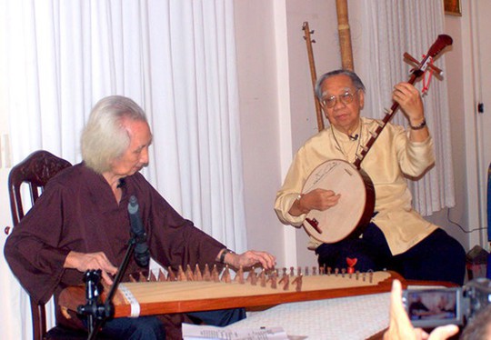 Nhạc sư 101 tuổi mở hiệu đàn dân tộc trên đất sen hồng - Ảnh 2.