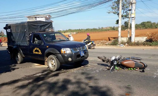Tông nhau với xe cảnh sát cơ động, người phụ nữ nguy kịch - Ảnh 1. Tông nhau với xe cảnh sát cơ động, người phụ nữ nguy kịch - Ảnh 1.