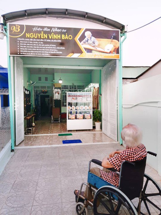 Nhạc sư 101 tuổi mở hiệu đàn dân tộc trên đất sen hồng - Ảnh 4.
