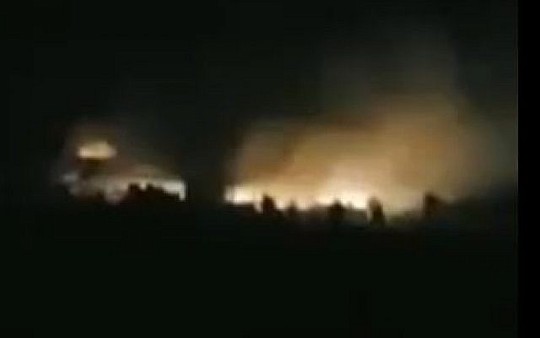 Bị Israel trút mưa tên lửa, Syria vội kích hoạt lá chắn - Ảnh 1.