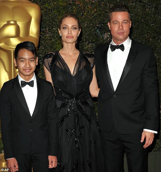 Giá sốc với những bức ảnh gia đình Angelina Jolie và Brad Pitt - Ảnh 1.