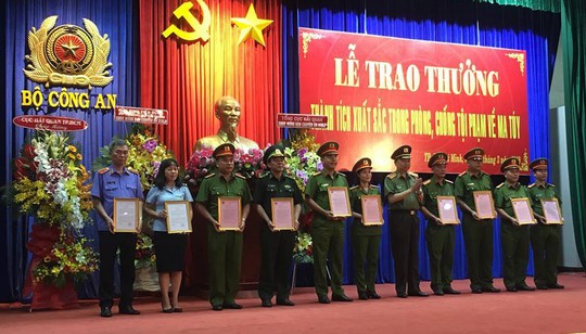 TP HCM: Thưởng nóng nhiều đơn vị tham gia 2 chuyên án ma túy khủng - Ảnh 1.