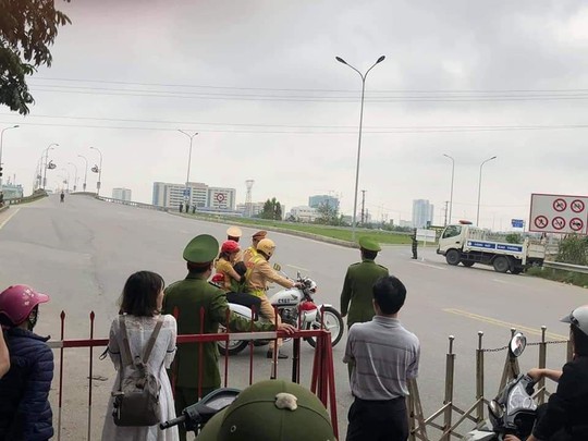 Cấm đường tiễn đoàn Chủ tịch Kim Jong-un, CSGT dùng xe đặc chủng đưa 2 mẹ con đi cấp cứu - Ảnh 1. Cấm đường tiễn đoàn Chủ tịch Kim Jong-un, CSGT dùng xe đặc chủng đưa 2 mẹ con đi cấp cứu - Ảnh 1.