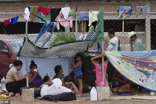 “Mẹ” của các đoàn người di cư sắp đến Mexico, Mỹ dọa đóng cửa biên giới - Ảnh 2.