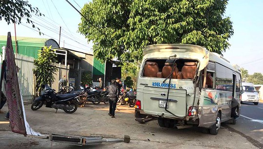 Hai xe khÃ¡ch tÃ´ng nhau, 50 hÃ nh khÃ¡ch hoáº£ng loáº¡n la hÃ©t - áº¢nh 2.