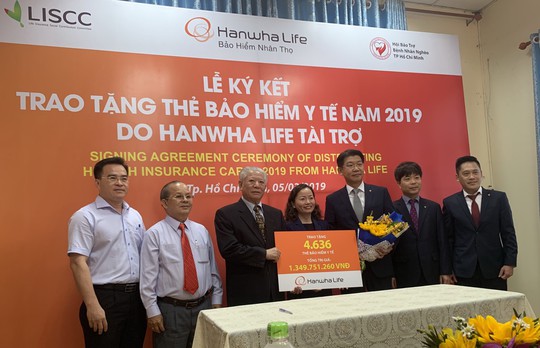 Hanwha Life Việt Nam tặng 4.636 thẻ BHYT cho người nghèo - Ảnh 1.