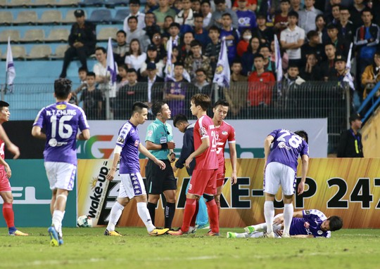 HLV Hà Nội FC đòi phạt thẻ đỏ Quế Ngọc Hải - Ảnh 2.