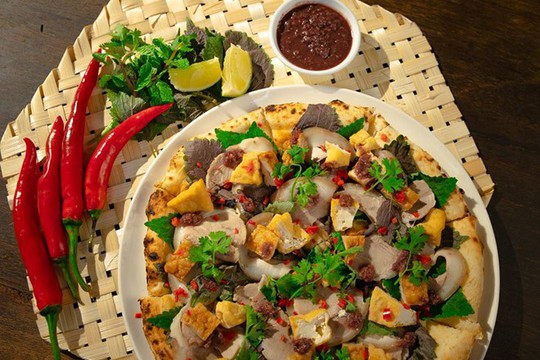 Pizza bún đậu mắm tôm - sự kết hợp kỳ quái của ẩm thực đông tây - Ảnh 1.