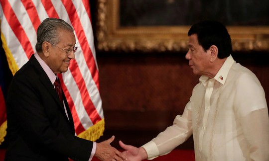 Thủ tướng Malaysia cảnh báo Philippines về nợ Trung Quốc - Ảnh 1.