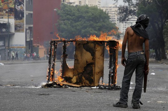 Venezuela: Người dân phóng hỏa gần dinh tổng thống vì mất điện - Ảnh 2.