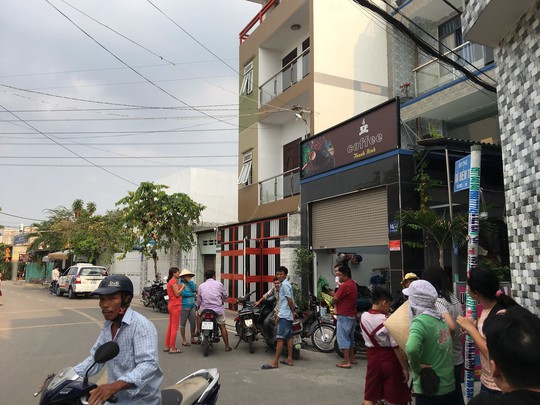 Công an TP HCM đang khám nhà Phúc XO - Ảnh 2.
