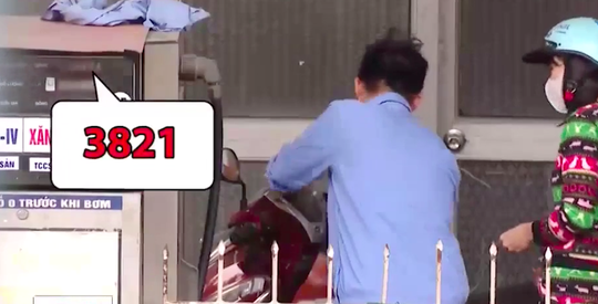 Khách mua 50.000 đồng tiền xăng, nhân viên bơm gian lận, móc túi 12.000 đồng - Ảnh 1. Khách mua 50.000 đồng tiền xăng, nhân viên bơm gian lận, móc túi 12.000 đồng - Ảnh 1.