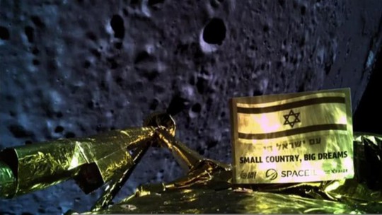 Tàu vũ trụ bổ nhào xuống mặt trăng - Ảnh 1.