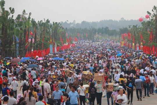 Hàng vạn du khách đổ về Đền Hùng trước ngày giỗ tổ - Ảnh 1.