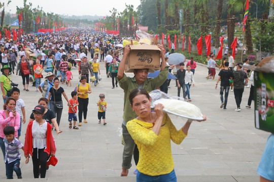 Hàng vạn du khách đổ về Đền Hùng trước ngày giỗ tổ - Ảnh 19.