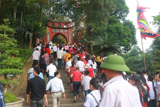 Hàng vạn du khách đổ về Đền Hùng trước ngày giỗ tổ - Ảnh 8.