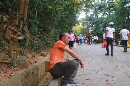 Hàng vạn du khách đổ về Đền Hùng trước ngày giỗ tổ - Ảnh 9.