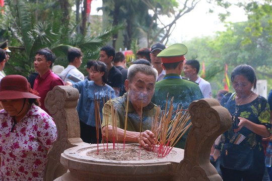 Hàng vạn du khách đổ về Đền Hùng trước ngày giỗ tổ - Ảnh 11.