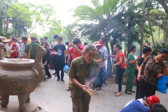 Hàng vạn du khách đổ về Đền Hùng trước ngày giỗ tổ - Ảnh 12.
