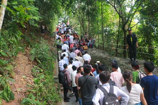Hàng vạn du khách đổ về Đền Hùng trước ngày giỗ tổ - Ảnh 15.