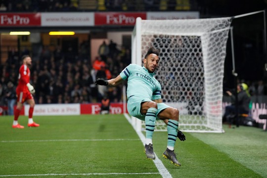 Thủ môn Watford tặng bàn thắng hy hữu, Arsenal vào Top 4 - Ảnh 4.