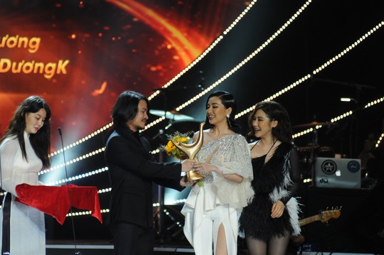 Đông Nhi đoạt giải Ca sĩ của năm - Giải Cống hiến 2019 - Ảnh 2.