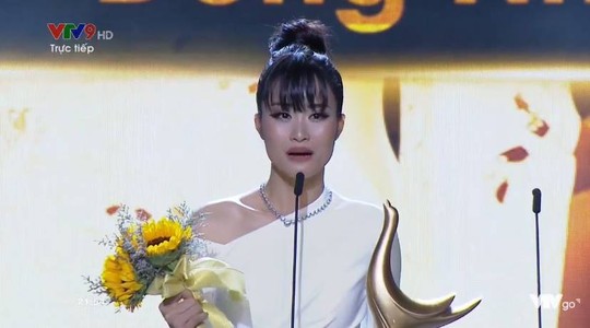 Đông Nhi đoạt giải Ca sĩ của năm - Giải Cống hiến 2019 - Ảnh 1.