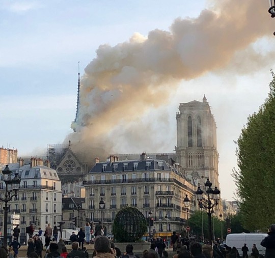 Cháy Nhà thờ Đức Bà ở Paris: Vì sao không thể chữa cháy từ trên không? - Ảnh 5.