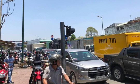 Xe tải lật giữa đường, ngàn người bơ phờ trong nắng gắt ở TP HCM - Ảnh 2.